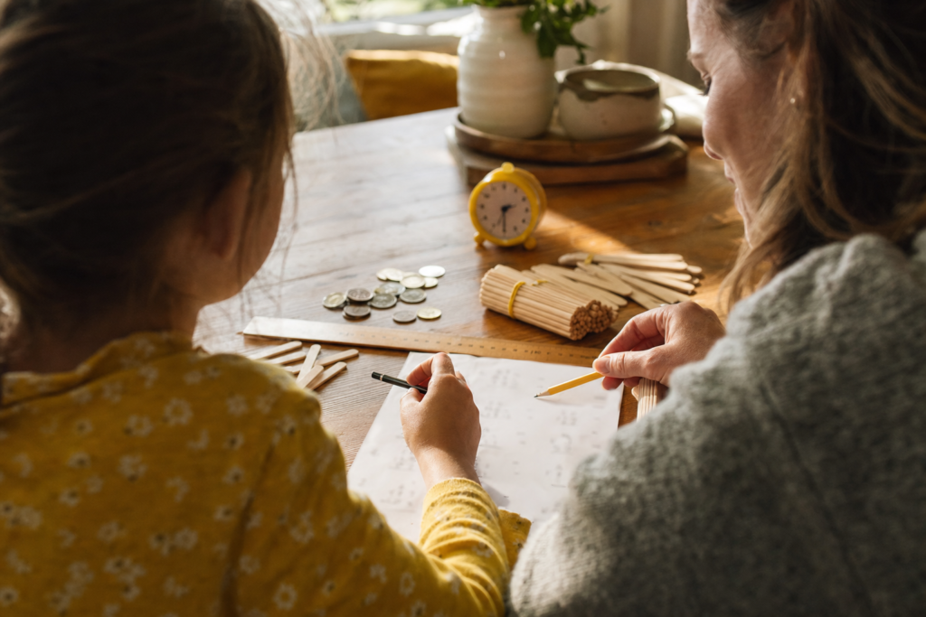Symbolbild zum Thema „Mathe in der Grundschule: Typische Stolperstellen von Klasse 2 bis 4 und wie Sie helfen" – Lernanker Grünwald